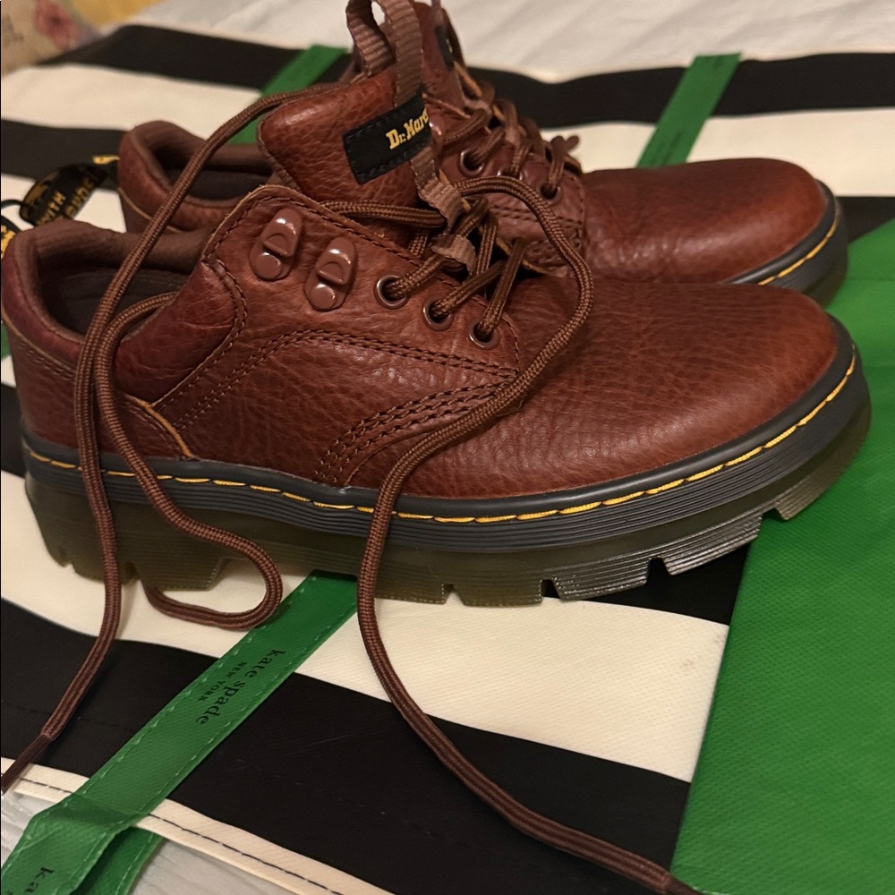 Dr. Martens Chestnut Leather unisex  Oxfords